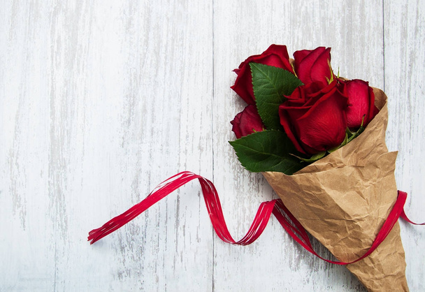 Μπουκέτο με κόκκινα τριαντάφυλλα - Φωτογραφία, εικόνα