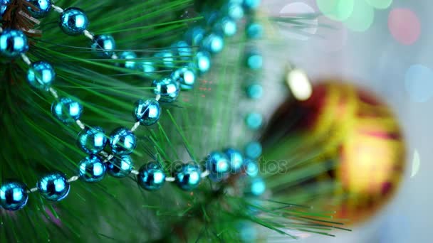 Turkuaz dekoratif çelenk ile Noel ağacı üzerinde bulanıklık baubles - Video, Çekim