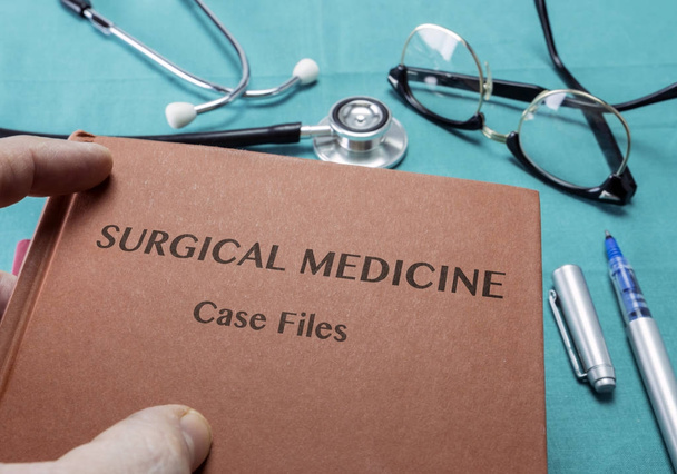 Medico tiene libro sulla medicina chirurgica in un ospedale
 - Foto, immagini