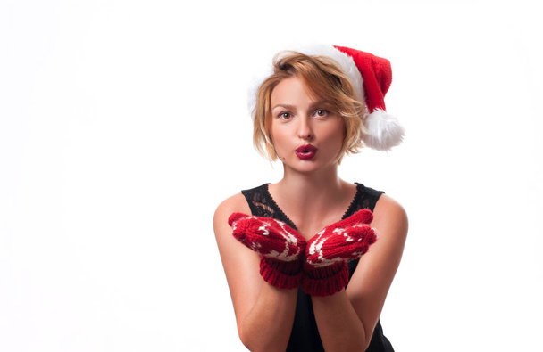 Vánoce. Krásná žena nosí santa čepice a rukavice - Fotografie, Obrázek