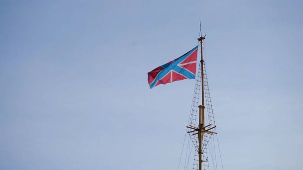 Flagge mit wehendem Wind, um dem Boot zu signalisieren, dass dies das Ufer ist. Flagge auf Boot weht im Wind - Foto, Bild