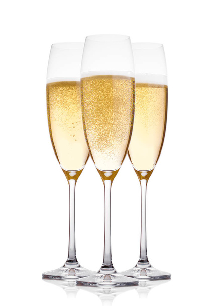 Желтые бокалы шампанского с изолированными пузырьками
 - Фото, изображение