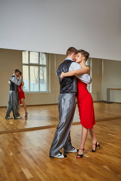 gyönyörű pár tánc tangó - Fotó, kép