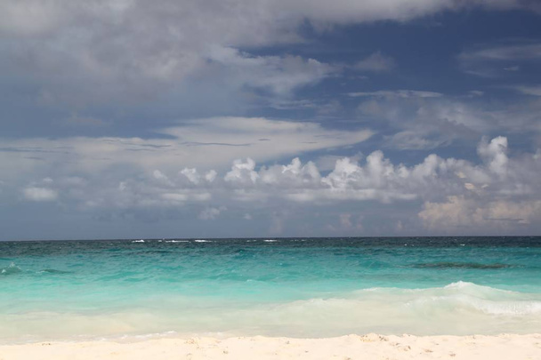 Blauwe oceaan en wit zand strand op de Bahama's. Atlanta - Foto, afbeelding