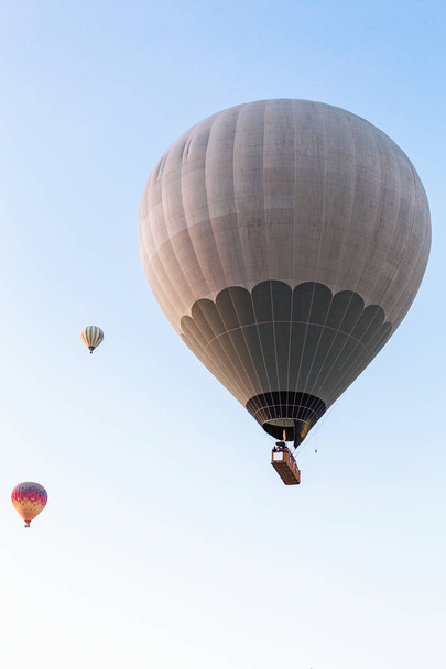 Mnoho k nepoznání Barevné horkovzdušné balóny proti modré obloze - Fotografie, Obrázek