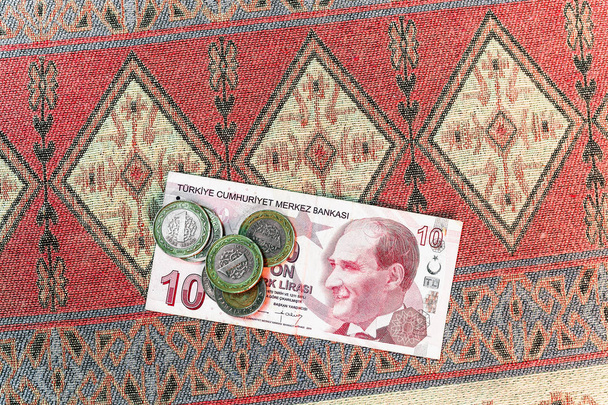 Billetes de diferentes liras turcas en una mesa de café como propinas
 - Foto, Imagen