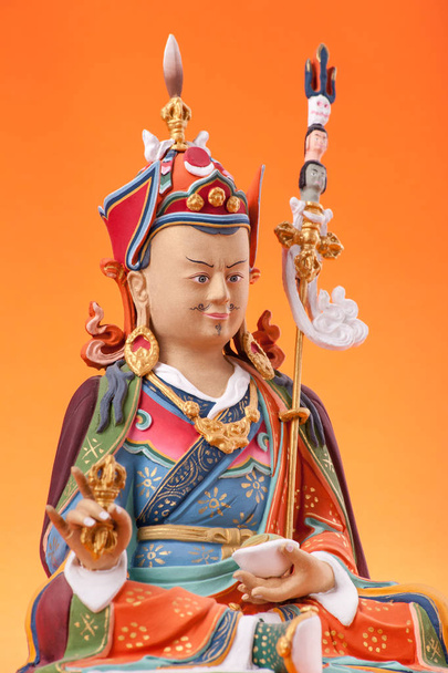 Figurine de Guru Rinpoché avec dorje
. - Photo, image