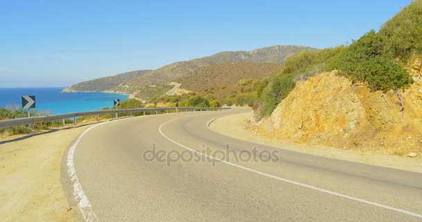 Traveler femme auto-stop sur une route ensoleillée près de la mer. Jeune routard femme marchant sur la route de la voiture avec sac à dos
. - Séquence, vidéo