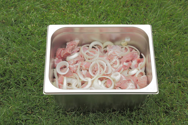 grillaa marinoitua lihaa, kun ystävät kokoontuvat grillin ympärille
 - Valokuva, kuva