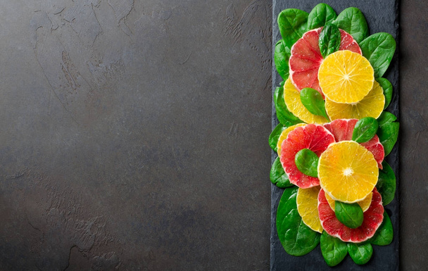 Салат из апельсиновых и грейпфрутовых ломтиков и листьев шпината
 - Фото, изображение