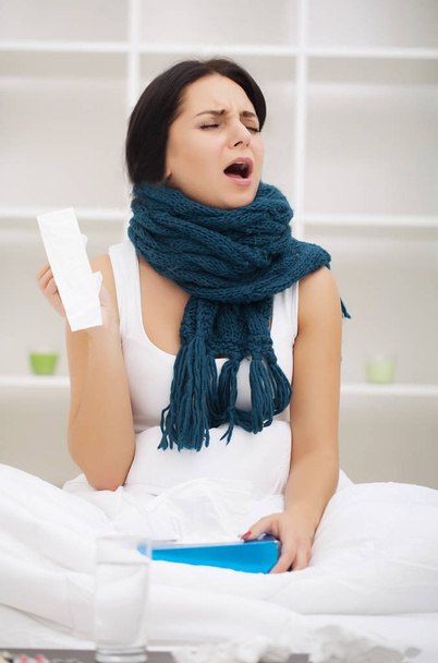 Frio e gripe. Retrato de uma mulher má pegou frio, sentindo-se doente e
 - Foto, Imagem