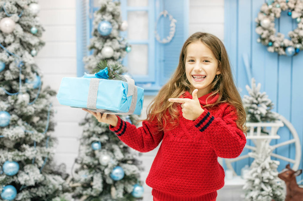 Glückliches Kind erhielt eine Geschenkbox. Konzept Neues Jahr, frohe Weihnachten - Foto, Bild