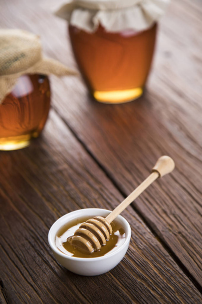 Miele fresco sul tavolo di legno
 - Foto, immagini