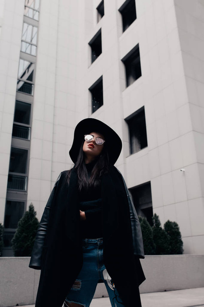 Foto de moda de modelo morena de lujo vestida con abrigo negro, sty
 - Foto, Imagen