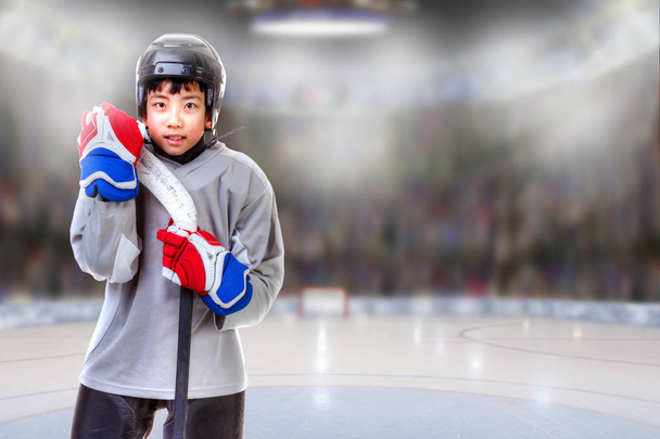 Hockeyspieler posiert in Arena - Foto, Bild