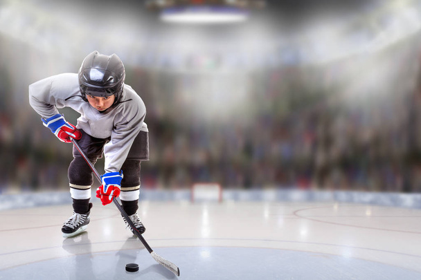 Junior giocatore di hockey Puck Handling in Arena
 - Foto, immagini