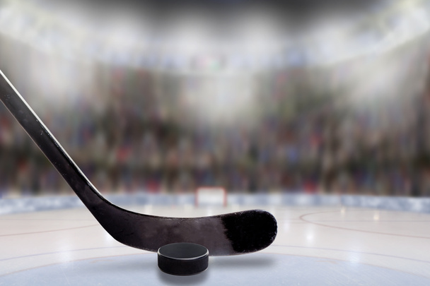 Bâton de hockey sur glace et Puck dans la patinoire avec espace de copie
 - Photo, image