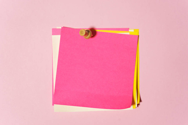üres sárga és rózsaszín jegyzetek  - Fotó, kép