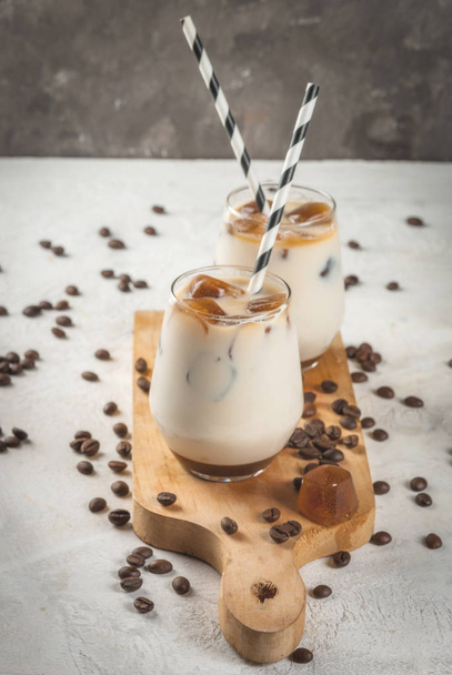 Холодный кофе с карамелью
 - Фото, изображение
