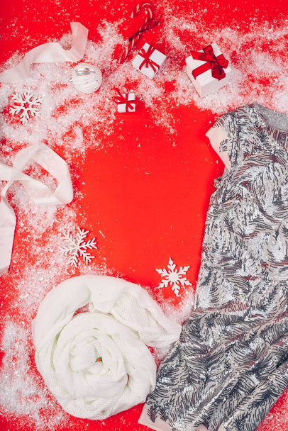 Attributi e decorazioni natalizie su sfondo rosso
 - Foto, immagini