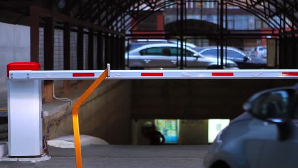 車を駐車場に安全なキーでターンパイクを開く - 映像、動画