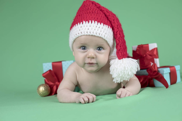 Bambino in cappello di Natale
 - Foto, immagini