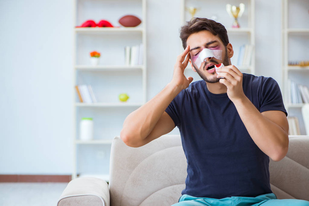 Jeune homme récupérant la guérison à la maison après la chirurgie plastique nez - Photo, image