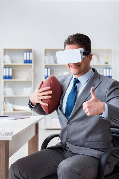 Podnikatel hraje virtuální realitu fotbal v kanceláři s VR g - Fotografie, Obrázek