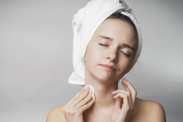 Mujer elimina cosméticos con hisopo de algodón, limpieza de la cara
 - Foto, Imagen
