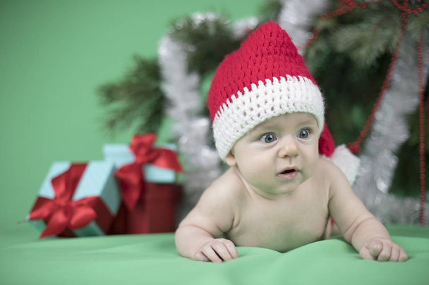 Bebé en sombrero de Navidad
 - Foto, imagen