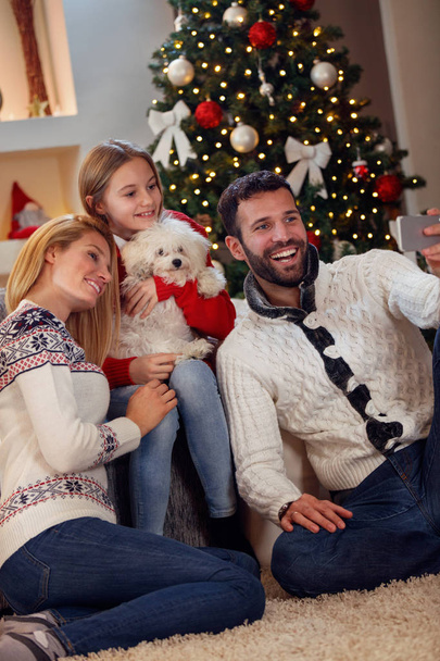 Christmas, holidays, technology and people concept- family taking selfie - Fotoğraf, Görsel