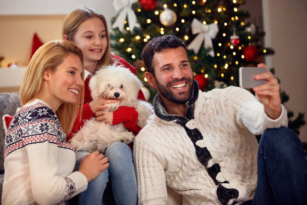 Christmas time family self-portrait- smiling family - Foto, Imagem