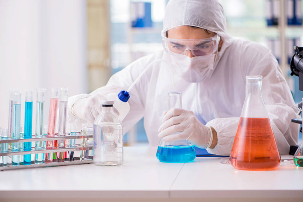 Химик, работающий в лаборатории с опасными химикатами - Фото, изображение