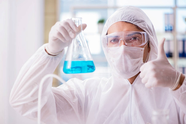 Chimiste travaillant en laboratoire avec des produits chimiques dangereux - Photo, image