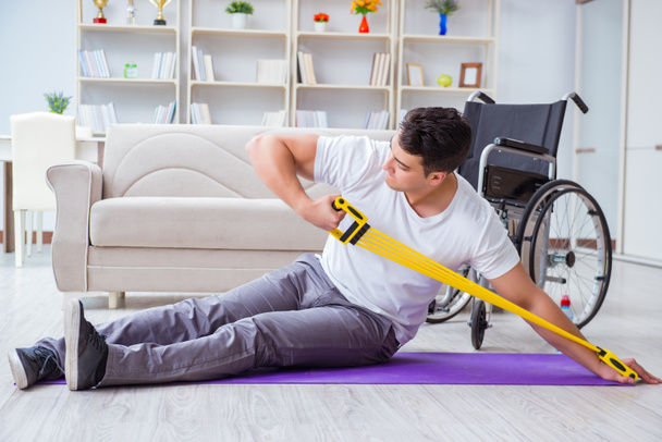 fogyatékos férfi lábadozik a sérülésből otthon - Fotó, kép
