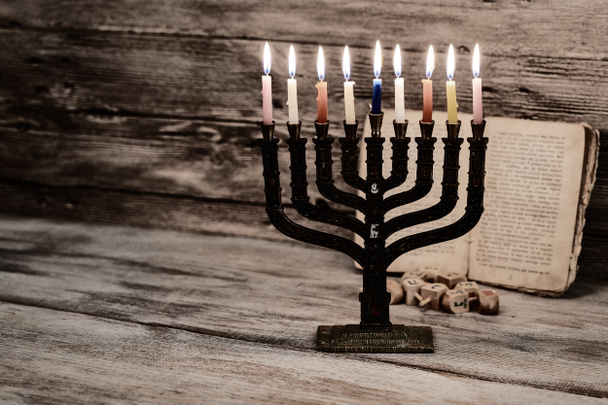 Menorah con velas para Hanukkah contra luces desenfocadas
, - Foto, imagen