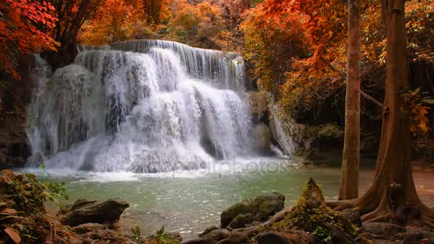Krásný vodopád v národním parku lese na Huai Mae Khamin vodopád, Kanchanaburi, Thajsko - Záběry, video