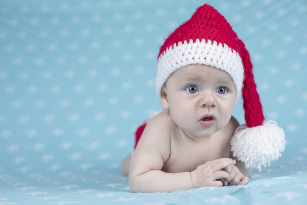 Baby mit Weihnachtsmütze - Foto, Bild