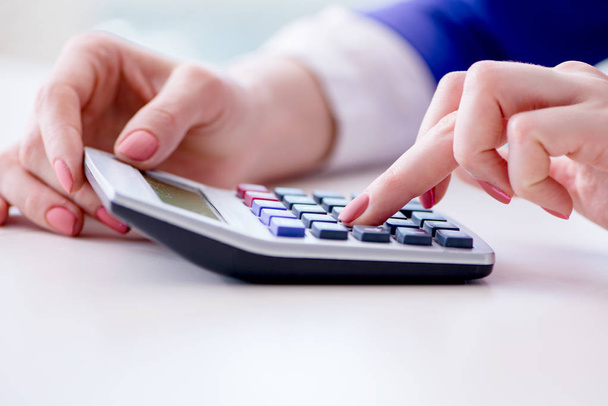 Руки, работающие на калькулятор учета расчета прибыли - Фото, изображение