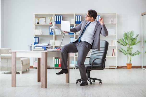 Homme d'affaires s'amuser prendre une pause dans le bureau au travail - Photo, image