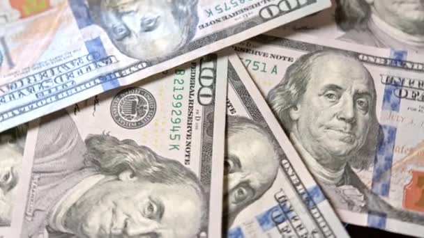 Yüz dolarlık banknotlar bir tabloda yığını - Video, Çekim