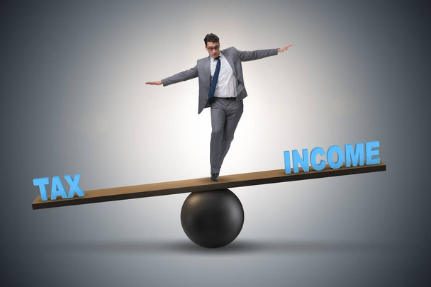 Empresario equilibrio entre la renta y el impuesto en concepto de negocio
 - Foto, imagen