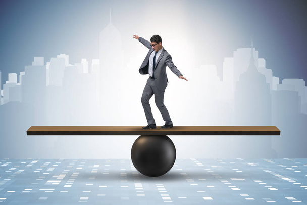 Επιχειρηματίας προσπαθεί να ισορροπήσει σε μπάλα και τραμπάλα - Φωτογραφία, εικόνα