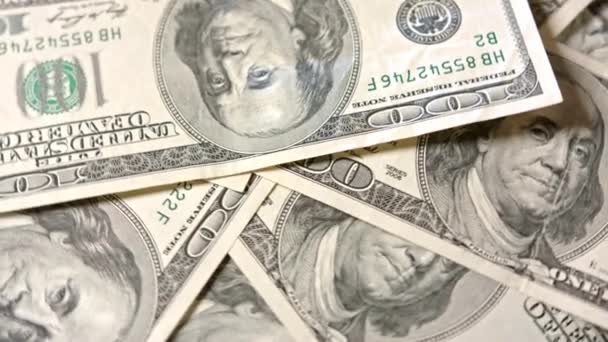 Hromadu sto dolarové bankovky na stůl - Záběry, video