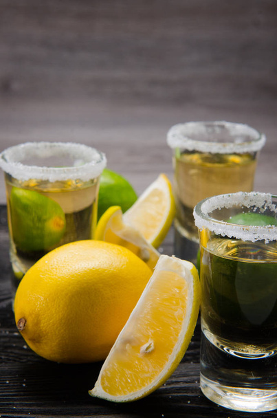 Tequila-Getränk in Gläsern mit Limette und Salz - Foto, Bild