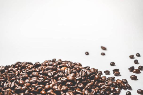on a white background lie the grains of fragrant Brazilian coffee - Foto, afbeelding