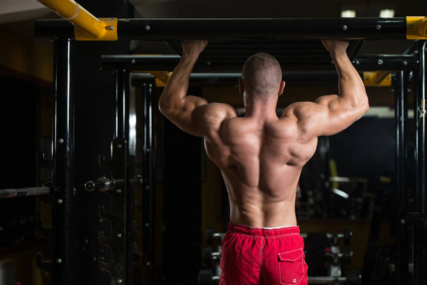 Bodybuilder Doing Pull Ups Best Back Exercises - Fotografie, Obrázek