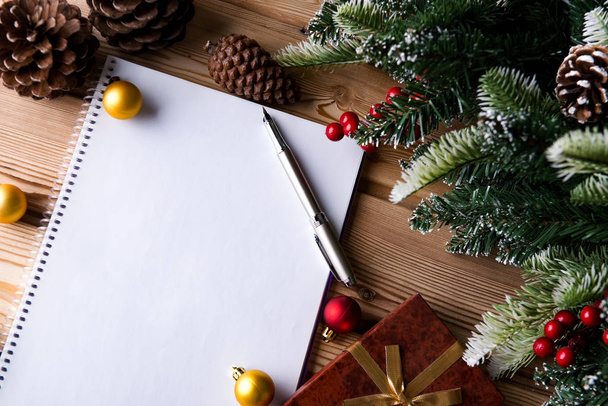 Blank message paper in christmas festive concept - 写真・画像