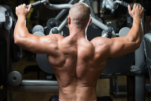 Muscular Man Doing Heavy Weight Exercise For Back - Foto, immagini