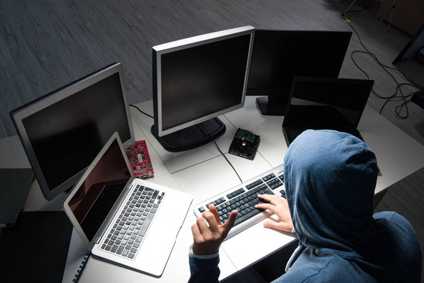 Hacker hacker computador à noite - Foto, Imagem